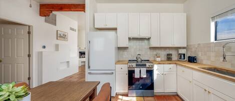 Een koelkast, een magnetron, een oven, een kookplaat