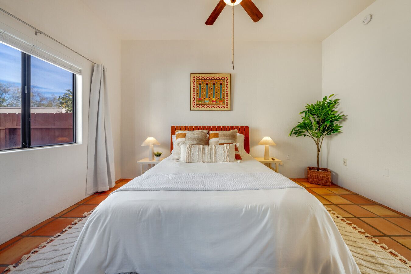 2 habitaciones, escritorio y tabla de planchar con plancha 