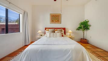 2 habitaciones, escritorio y tabla de planchar con plancha