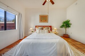 2 habitaciones, escritorio y tabla de planchar con plancha 