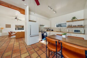 冷蔵庫、電子レンジ、オーブン、コンロ