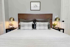 3 bedrooms, iron/ironing board, free WiFi, bed sheets - Cozy Cottage Near Beach & Downtown Dog Friendly! (Savannah)