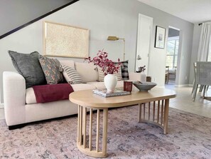 Smart TV, libros, oficina