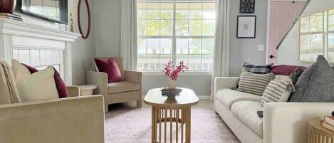 Smart TV, livros, escritórios