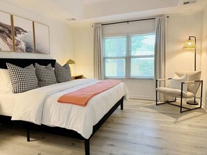 4 bedrooms, iron/ironing board, travel cot, WiFi - Savannah Home, 15 Min to Tybee, Dog Friendly (Savannah)