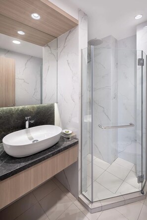 Hiustenkuivaaja, pyyhkeet, saippua, sampoo