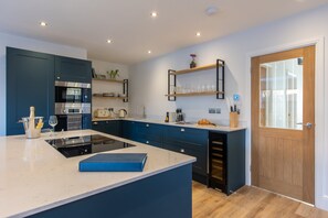 Een microgolfoven, een oven, een vaatwasser