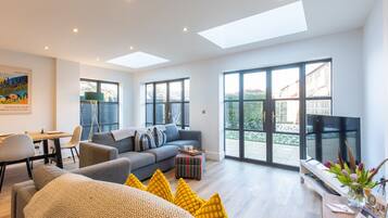 TV connectée, lecteur de DVD, espaces bureaux