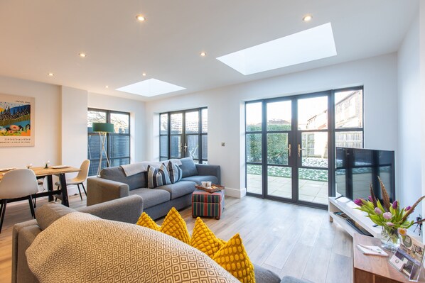 Smart-tv, een dvd-speler en een kantoor