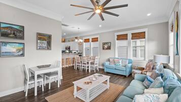 Rumah, pemandangan laut sebagian | Area keluarga | Smart TV 55-inci dengan saluran TV digital, Netflix, dan Hulu