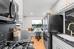 Kjøleskap, mikrobølgeovn, ovn og kokeplater