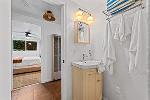 Dusche, Haartrockner, Handtücher