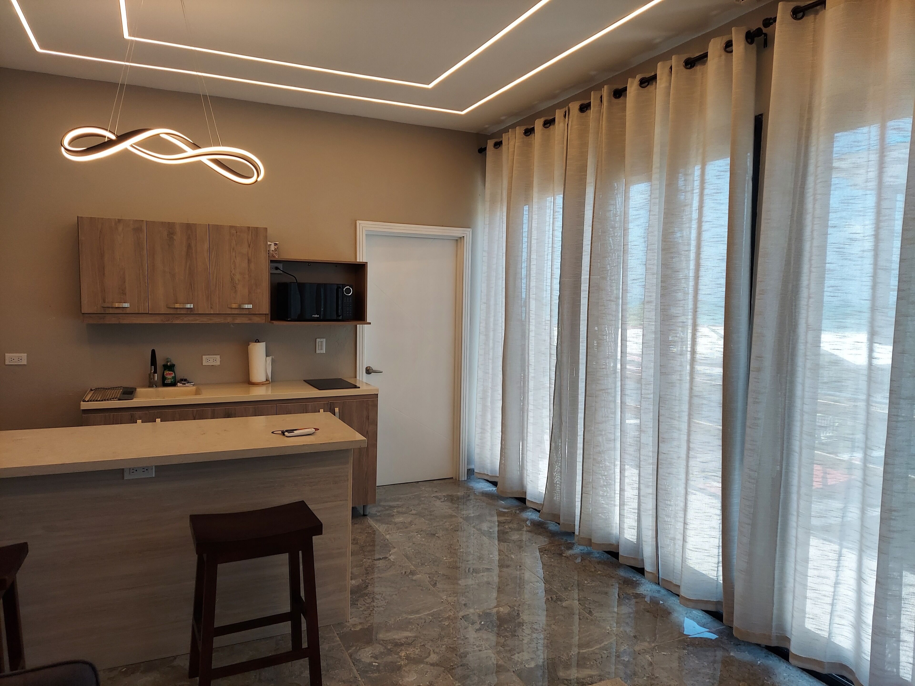 Habitación individual Deluxe, cocina básica, vistas a la piscina | Zona de estar | Smart TV de 42 pulgadas con canales digitales, Netflix