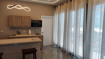 Deluxe Single Room, Kitchenette, Pool View | Living area