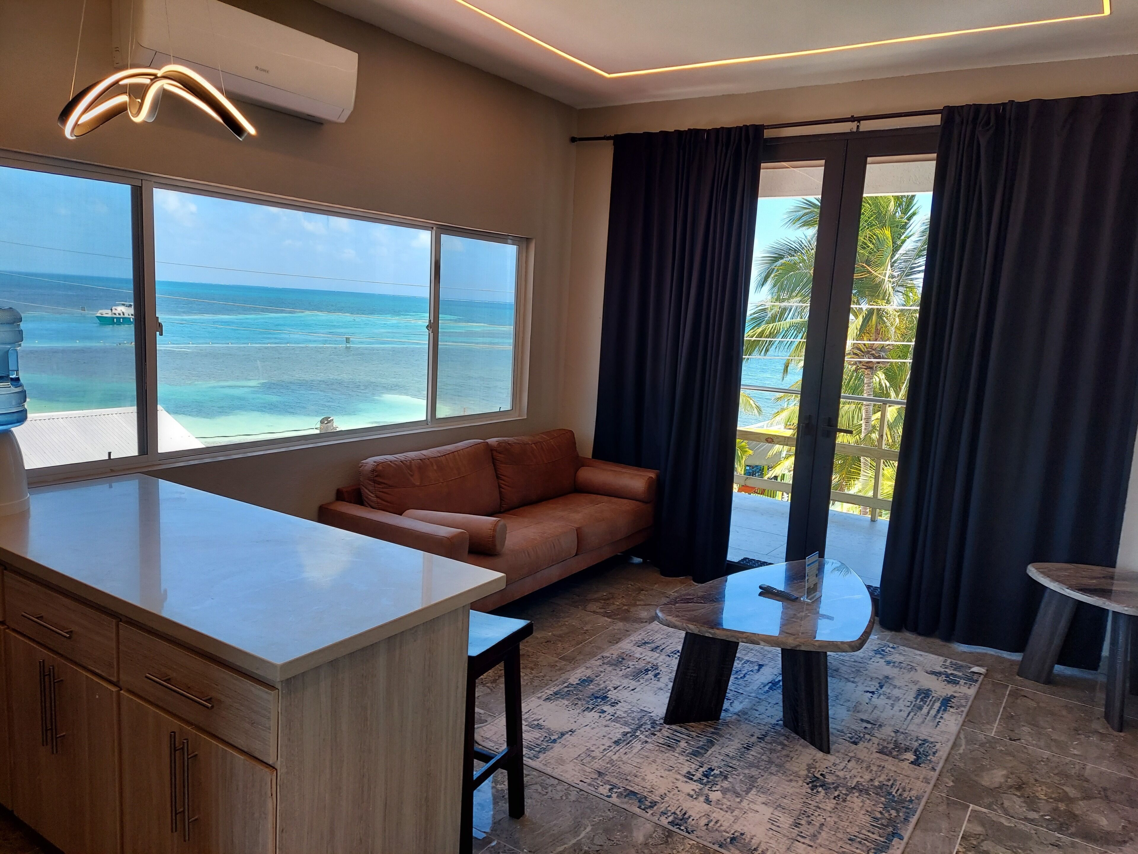 Apartamento de lujo, balcón, vistas al mar | Zona de estar | Smart TV de 42 pulgadas con canales digitales, Netflix