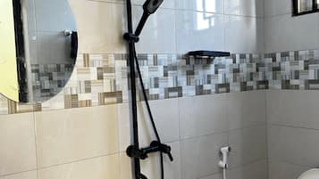 Douche, serviettes fournies, savon, papier toilette
