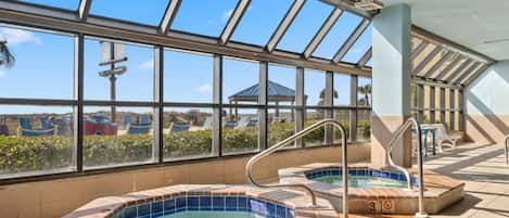 Una piscina cubierta, una piscina al aire libre