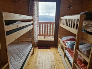 4 bedrooms, iron/ironing board, free WiFi, bed sheets