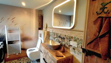 Een douche, een haardroger, handdoeken, zeep