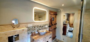 Douche, séchoir à cheveux, serviettes fournies, savon
