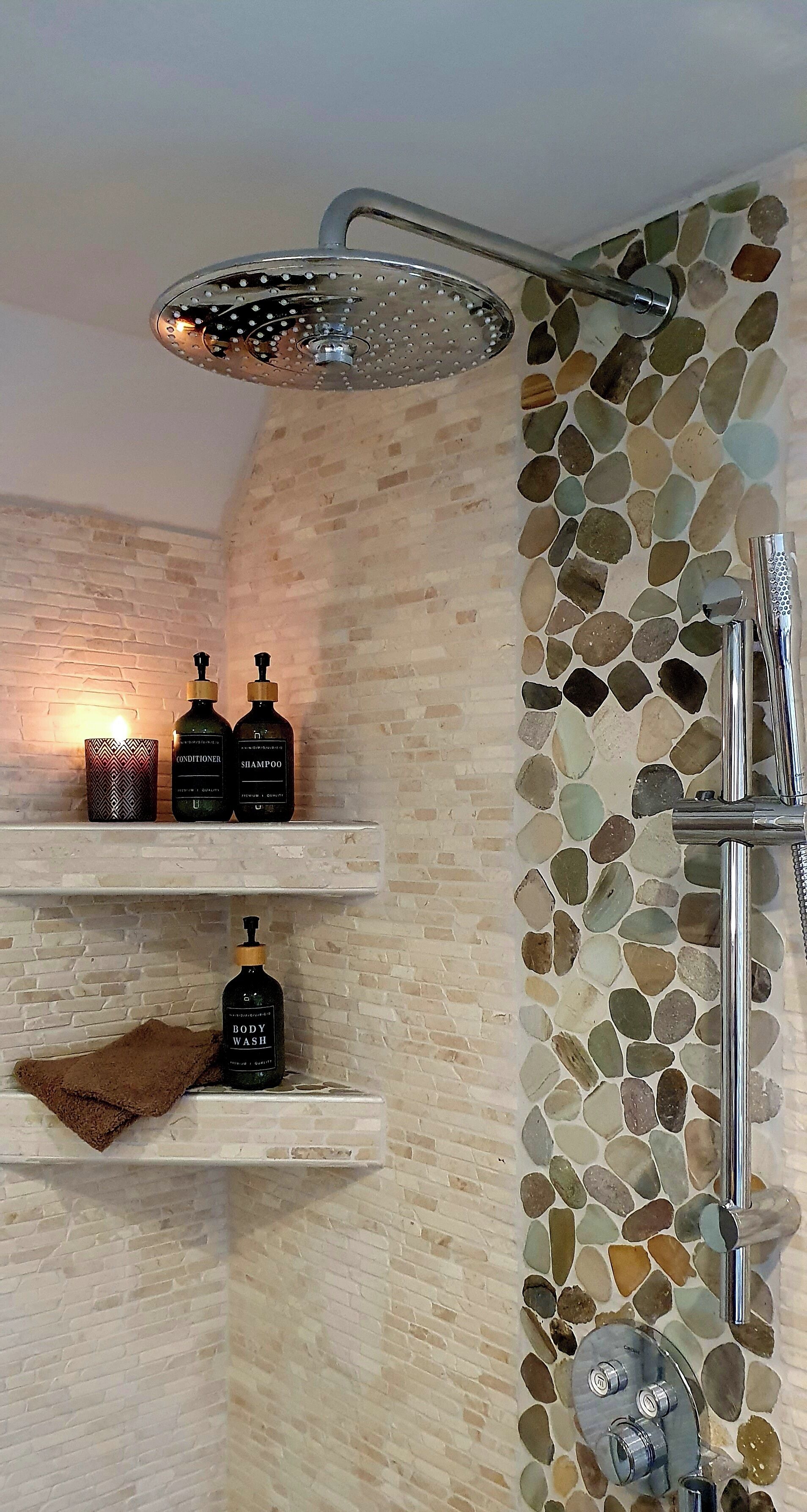 Een douche, een haardroger, handdoeken, zeep