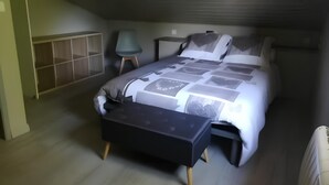 A bedroom with a bed, bedside tables, a bench, and a wardrobe. - Gîte 2 **, 55m², 2/4 persons, quiet, 20 min from the beaches Pornic, st Brévin (Vue)