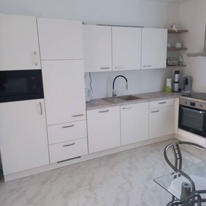 Kühlschrank, Mikrowelle, Herdplatte, Geschirrspüler