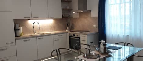 Fridge, microwave, stovetop, dishwasher