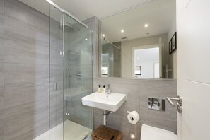 Shower, hair dryer, towels - Harlyn Folly- 100m from the beach - Parking (Harlyn Bay)