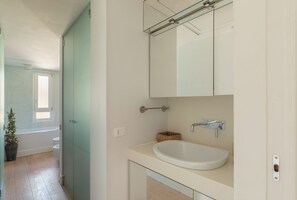 Séchoir à cheveux, bidet, serviettes fournies, savon