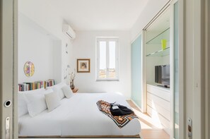 2 bedrooms, desk, iron/ironing board, WiFi - The Writer's Cloud - Luxury Penthouse (Roma)