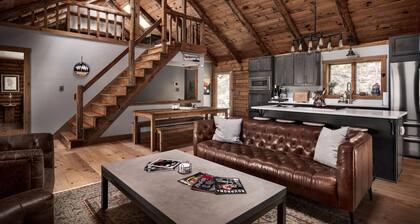 Hidden Cabin Retreat with Hot Tub in Lost City, WV