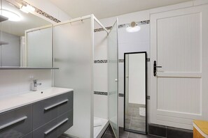 Apartment | Bathroom | Hair dryer, towels, shampoo