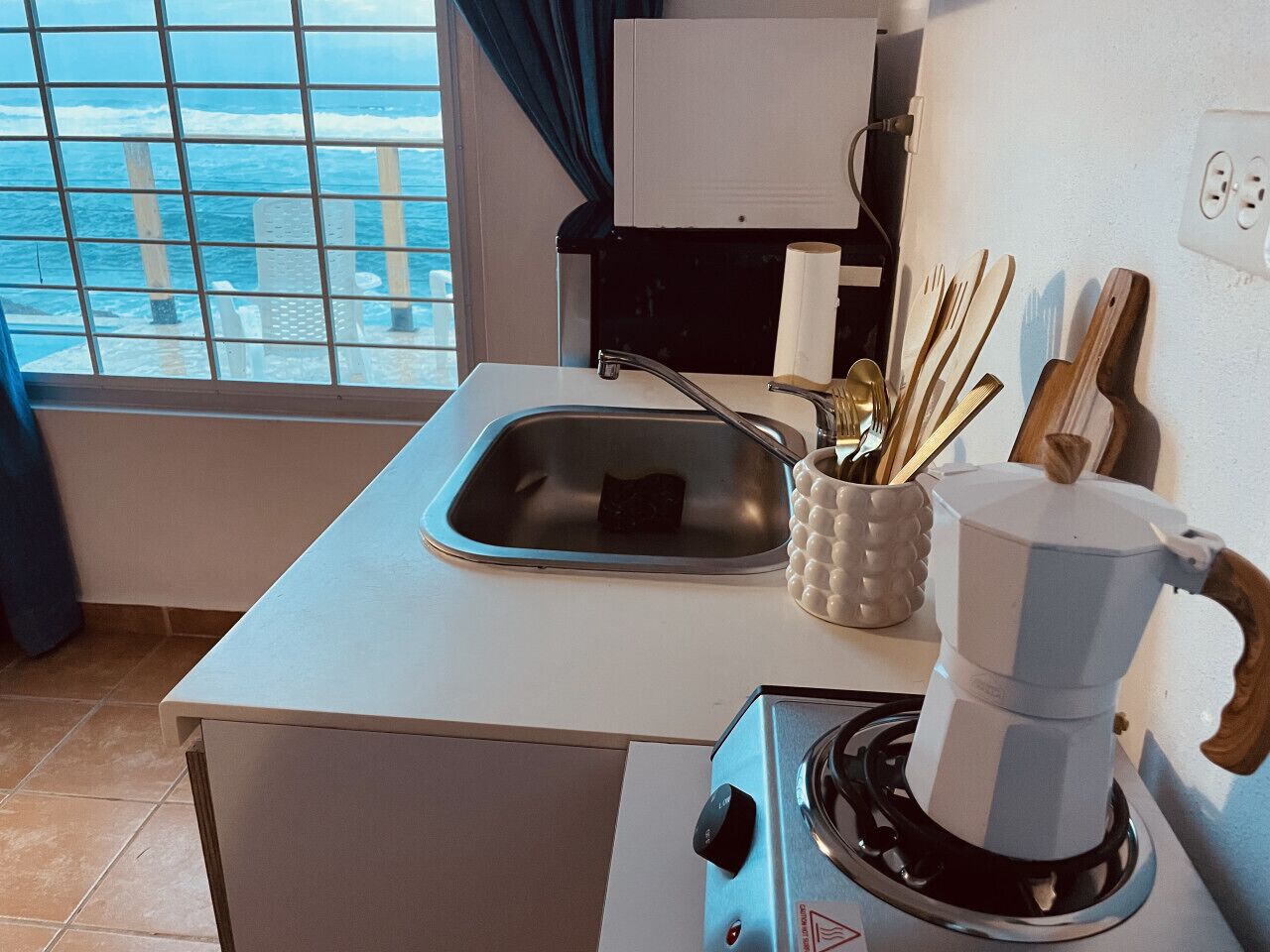 Kühlschrank, Mikrowelle, Herdplatte, Wasserkocher mit Kaffee-/Teezubehör