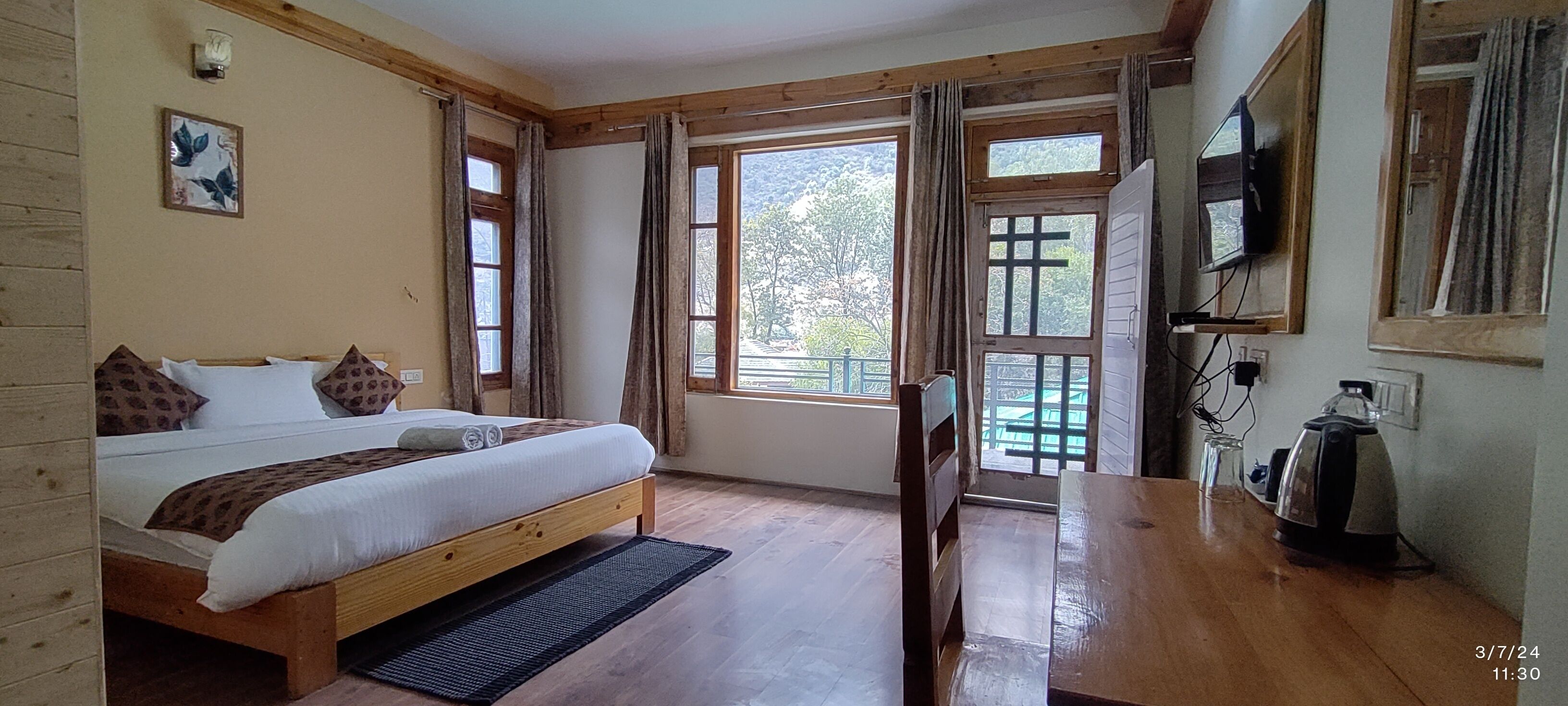 Deluxe Double Room, Balcony, Mountain View | Desk, laptop workspace, free WiFi