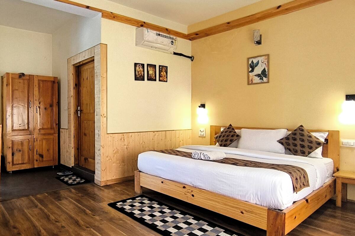 Deluxe Double Room, Balcony, Mountain View | Desk, laptop workspace, free WiFi