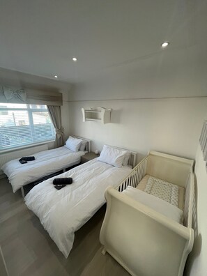 3 habitaciones, escritorio y tabla de planchar con plancha 
