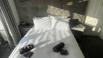 3 habitaciones, escritorio y tabla de planchar con plancha