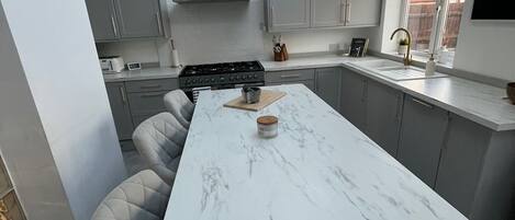 Frigorífic, microones, forn i placa de cuina