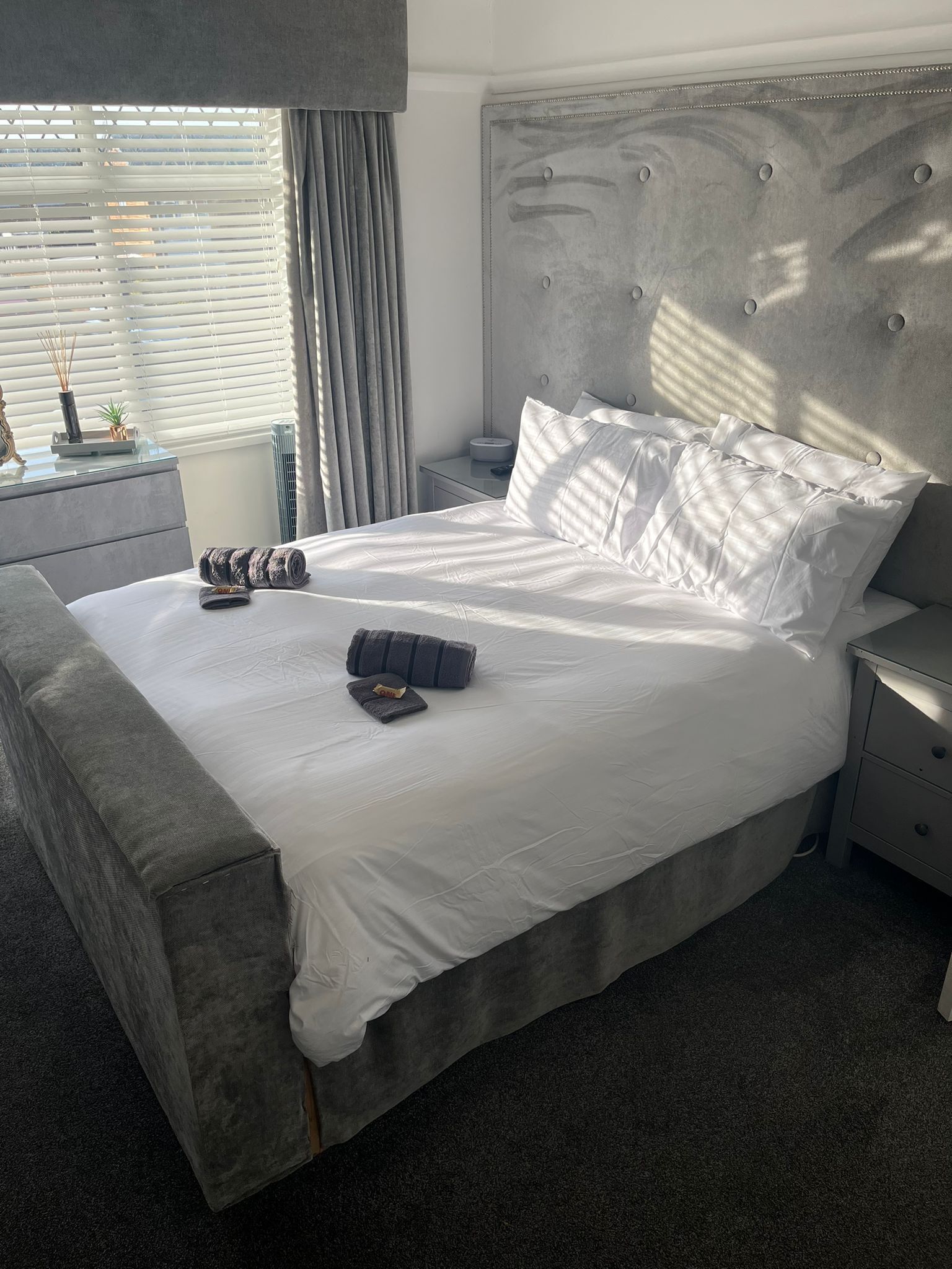 3 chambres, bureau, fer et planche à repasser, lit parapluie