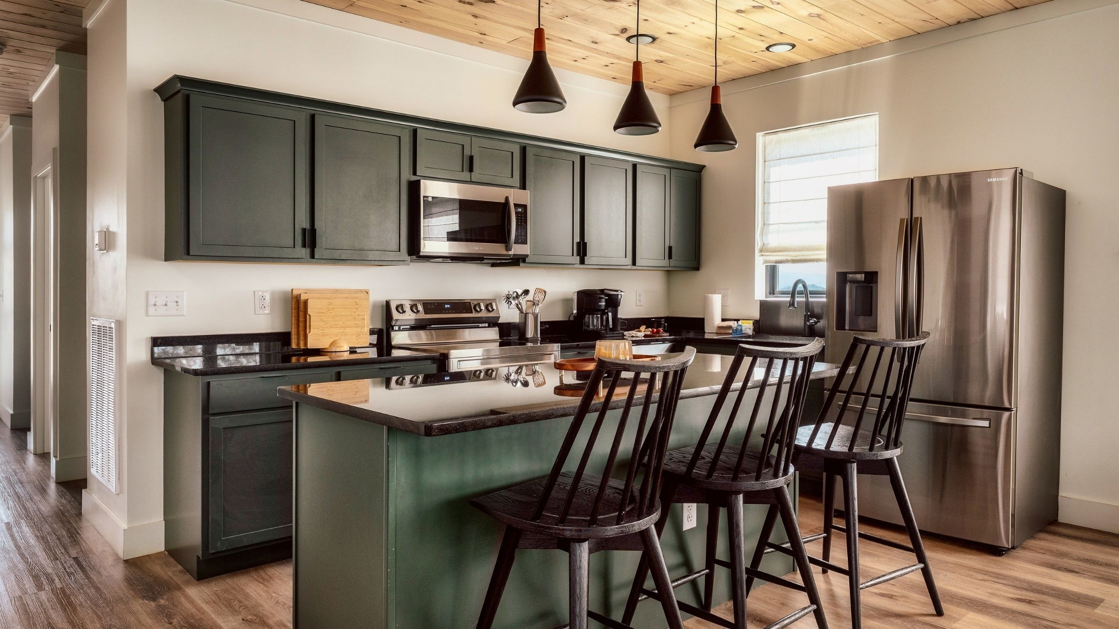 Jääkaappi, mikroaaltouuni, uuni, liesi