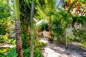 House - Buddha House 3BR 2BA Home -lush Backyard (Fort Lauderdale)