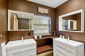House | Bathroom - Buddha House 3BR 2BA Home -lush Backyard (Fort Lauderdale)