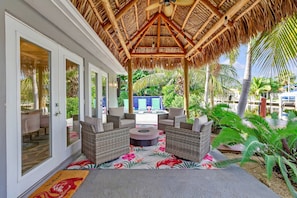 3 bedrooms - Flirty Flamingo Colorful Waterfront Escape w Pool (Wilton Manors)