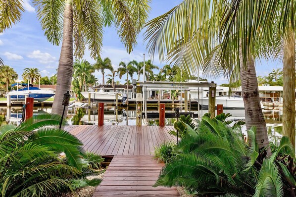 3 bedrooms - Flirty Flamingo Colorful Waterfront Escape w Pool (Wilton Manors)