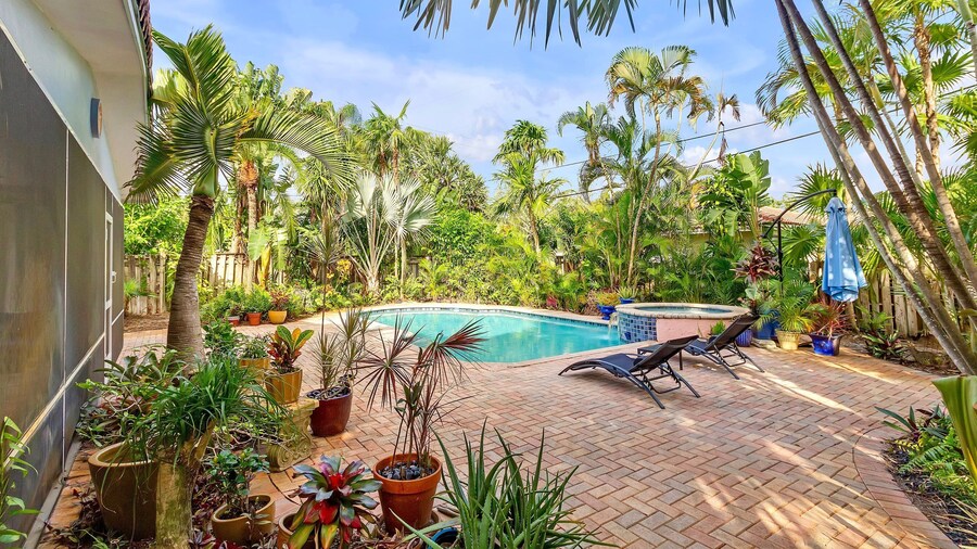 Chic 3BR Sanctuary Steps From The Drive Paradise