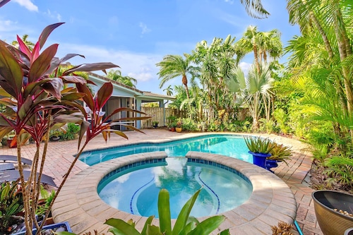 Chic 3BR Sanctuary Steps From The Drive Paradise