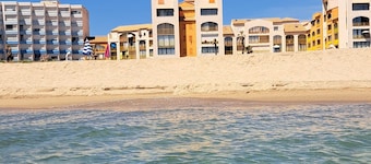 Seaside apartment with private parking