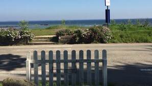 A coastal road with a wooden fence and flower beds. - "Sunshine-Mbh 61-Sea view-6p (Quiberon)