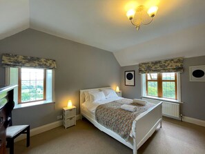 3 slaapkamers, een strijkplank/strijkijzer, gratis wifi, beddengoed